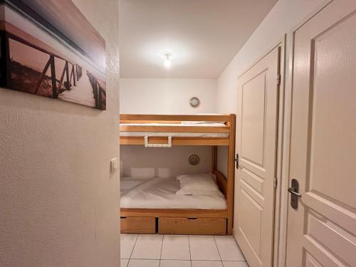 Cette petite chambre comprend des lits superposés. dans l'établissement Escapade à deux pas de la mer parking privé, à Merlimont