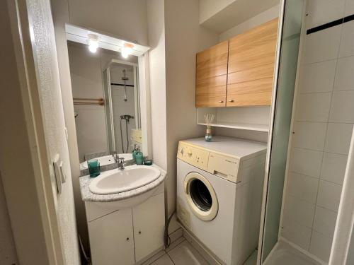 La petite salle de bains est pourvue d'un lavabo et d'un lave-linge. dans l'établissement Escapade à deux pas de la mer parking privé, à Merlimont