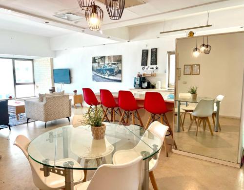 Galeriebild der Unterkunft Beautiful full sea view apartment - Gordon beach in Tel Aviv