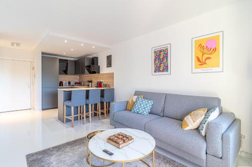 un salon avec un canapé et une table dans l'établissement 1 Bedroom Renovated Near Monaco, à Beausoleil