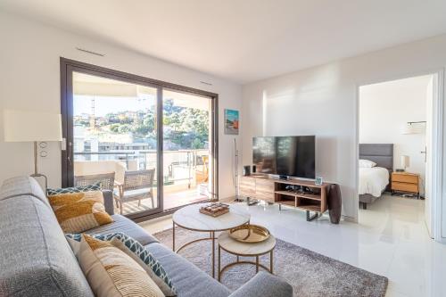 un salon avec un canapé, une télévision et un lit dans l'établissement 1 Bedroom Renovated Near Monaco, à Beausoleil