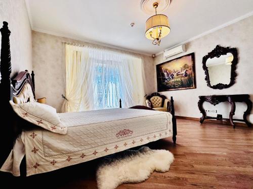 un dormitorio con una cama y una ventana en Villa Helena, en Jūrmala