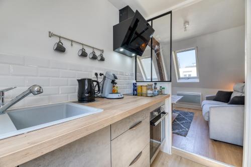 une cuisine avec un évier et un plan de travail dans l'établissement Appartement dans l'hypercentre de Rouen, à Rouen