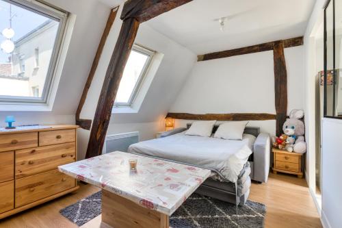 une chambre avec un lit et une table dans l'établissement Appartement dans l'hypercentre de Rouen, à Rouen