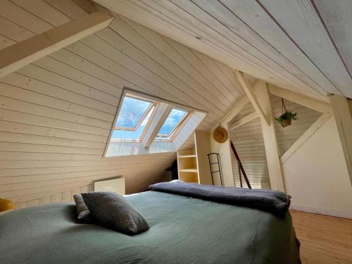 Zimmer mit einem großen Bett im Dachgeschoss in der Unterkunft La Parent'eizh plein centre-ville 2p in Auray