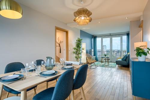 une salle à manger et un salon avec une table et des chaises dans l'établissement Cocon Lumineux - Parking gratuit, à Mont-Saint-Aignan