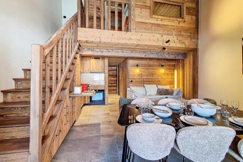 une salle à manger avec une table, des chaises et un escalier dans l'établissement Résidence Eperviere - Appartement en duplex lumineux · Au pied des pistes · Balcon MAE-0554, à Saint-Martin-de-Belleville