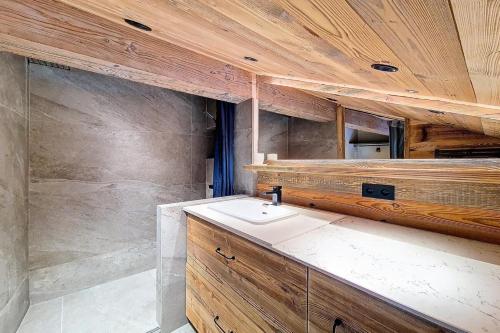 une salle de bain avec un lavabo et une douche dans l'établissement Résidence Eperviere - Appartement en duplex lumineux · Au pied des pistes · Balcon MAE-0554, à Saint-Martin-de-Belleville