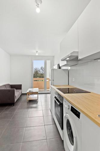 - une cuisine avec lave-linge et sèche-linge dans la chambre dans l'établissement Appartement Spacieux et Confort, à La Roche-sur-Yon