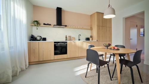 a kitchen and dining room with a table and chairs at High-End einmaliges Townhouse - bis 6 Personen - Wittlich - Top Lage im Zentrum in Wittlich