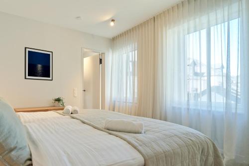 a bedroom with a large bed with a large window at High-End einmaliges Townhouse - bis 6 Personen - Wittlich - Top Lage im Zentrum in Wittlich