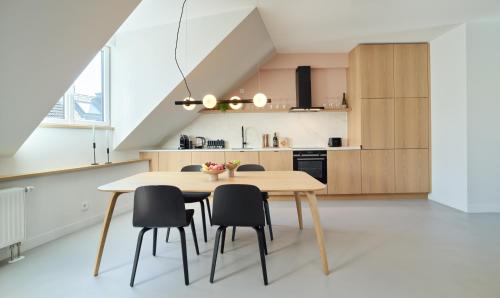 a dining room table and chairs in a kitchen at High-End einmaliges Townhouse - bis 6 Personen - Wittlich - Top Lage im Zentrum in Wittlich