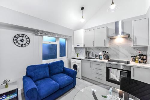 Dapur atau dapur kecil di Convenient 1BR Flat with Kitchen, Perfect for Two!