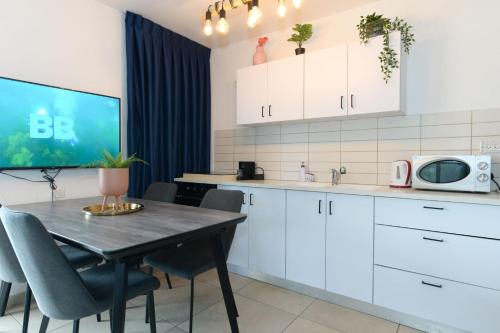 Una cocina o zona de cocina en YalaRent Migdalor Boutique Apartments with Sea Views Tiberias