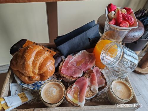een dienblad met brood en fruit op een tafel bij Olivo de Reis in Caldas de Reis