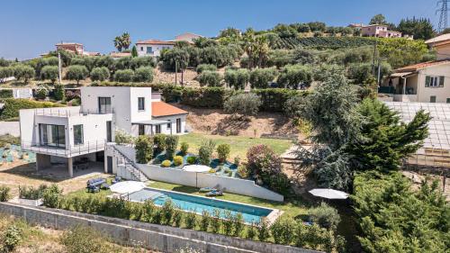 une vue aérienne d'une maison avec piscine dans l'établissement VILLA CREMAT - Villa contemporaine - Piscine - Climatisation, à Nice