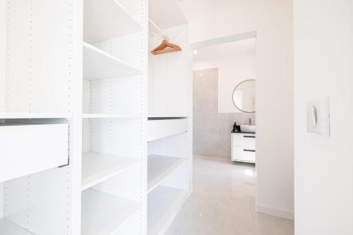 - un dressing blanc avec des étagères blanches dans l'établissement VILLA CREMAT - Villa contemporaine - Piscine - Climatisation, à Nice