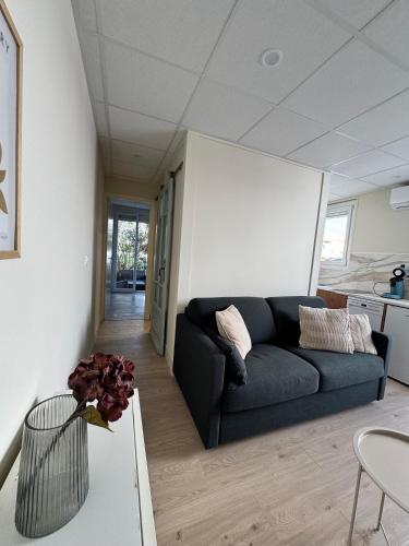 un salon avec un canapé et une table dans l'établissement Appartement situé à 200m de la mer, à Canet