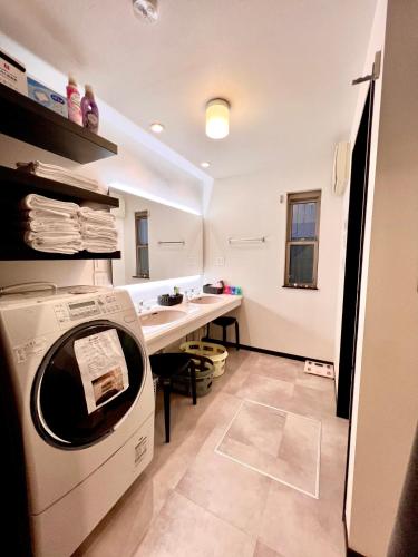 Dragon Villa Spacious 3 Story Home 10 Min to JR Yamanote Line Easy Access to Shinjuku Shibuya Ueno