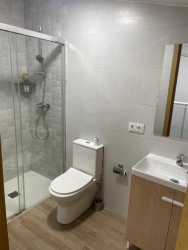 a bathroom with a shower and a toilet and a sink at Casa en el centro del pueblo in El Morell