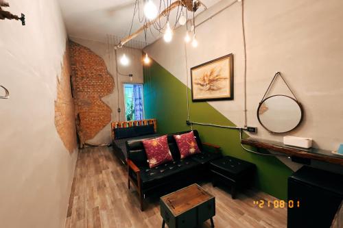 a living room with a couch and a mirror at Little Ryukyu Hermit Crab Homestay in Xiaoliuqiu