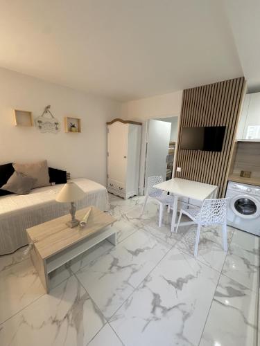 un salon avec un lit et une table dans l'établissement Résidence Graziella Studio 107, à Juan-les-Pins