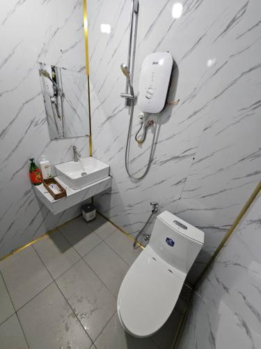 a bathroom with a toilet and a sink at Nhà Bắp in Da Lat