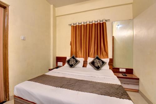 Ένα ή περισσότερα κρεβάτια σε δωμάτιο στο Hotel Padmavati Palace, Mahabaleshwar