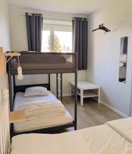 deux lits superposés dans une chambre avec fenêtre dans l'établissement comme à la maison, à Clonas-sur-Varèze