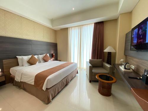 Crystal Lotus Hotel Yogyakartaにあるベッド