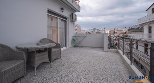 Balkoni atau teres di Explore Greece from Lovely City Centre Apartment