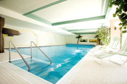 Piscina di ANGERHOF Kur- und Thermenhotel o nelle vicinanze