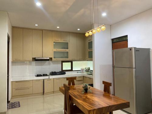 Кухня или мини-кухня в Family Only Cozy Villa on Top of Bandung - De Reiz Iris Syariah 4BR
