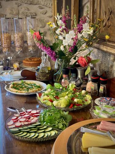 un tavolo ricoperto di piatti di cibo e fiori di Quinta da Boa Viagem a Viana do Castelo