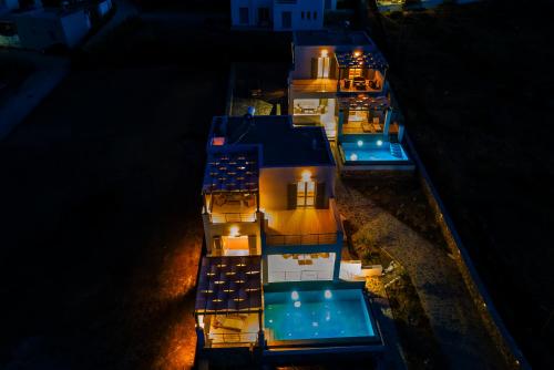 Bazén v ubytování Syraki Villas nebo v jeho okolí