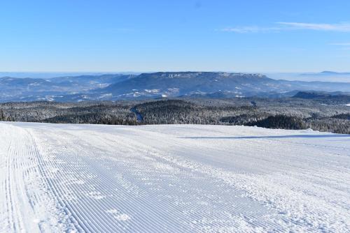 Ein allgemeiner Bergblick oder ein Berglick von der Ferienwohnung aus
