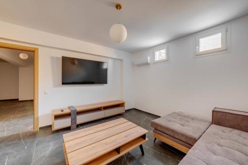 TV a/nebo společenská místnost v ubytování Syraki Villas