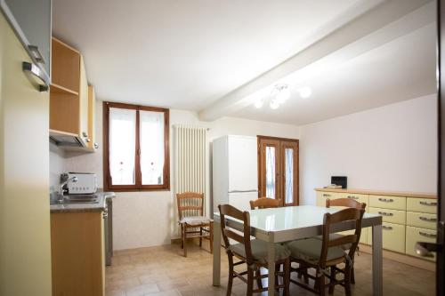 a kitchen and dining room with a table and chairs at Dimora Alba di Mare in Pellestrina