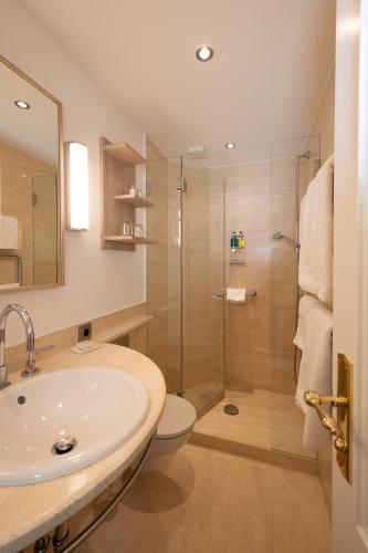 a bathroom with a sink and a toilet and a shower at Benen-Diken-Hof in Keitum