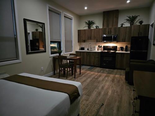a hotel room with a bed and a kitchen at Cozy Maison Apt#5 in Gatineau