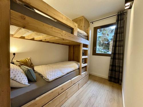 - une chambre avec lits superposés dans une petite maison dans l'établissement Alchimie C11 - Multipass inclu, à Châtel