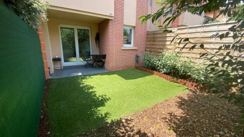 Κήπος έξω από το Les Muses - avec entrée autonome, clim neuve, jardin, parking privé & sa piscine ! -