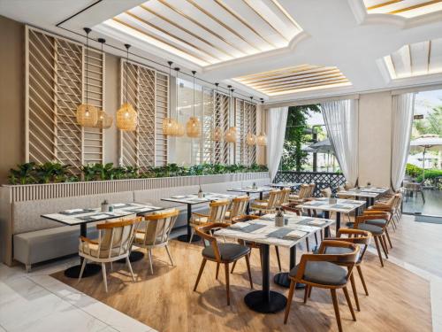 Un restaurante u otro lugar para comer en Rixos Al Mairid Ras Al Khaimah - Ultra All Inclusive