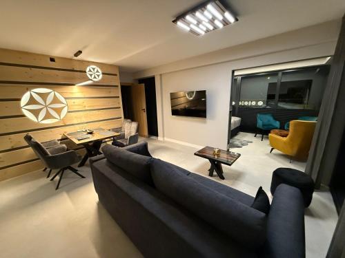 een woonkamer met een bank en een tafel bij SKYLINE Apartments in Kościelisko