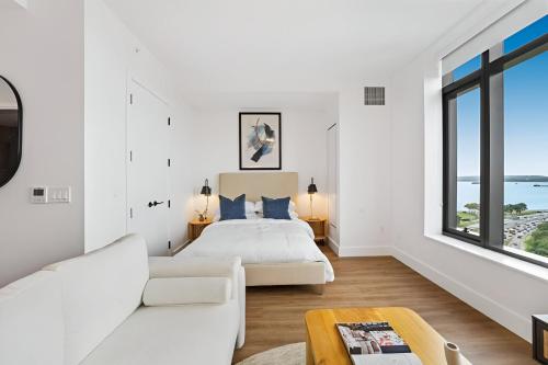 Giường trong phòng chung tại Posh Studio with Luxe Amenities in Prime Location!