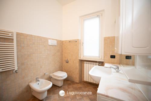 une salle de bains avec toilettes et lavabo dans l'établissement La Casa del Lago, à Manerba del Garda