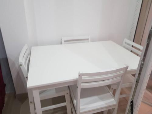 a white desk and a chair in a room at Bas de maison envoutant in Saint-Louis-du-Rhône