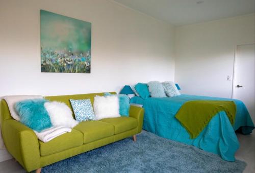 Posezení v ubytování Riverstone Retreat Upper Hutt