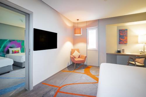 a room with a bed and a desk and a chair at Tinidee Trendy Bangkok Khaosan in Bangkok
