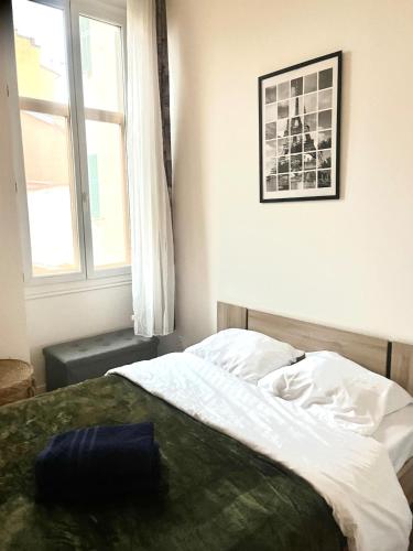 une chambre avec un lit et une fenêtre dans l'établissement Festival Park Luxe Studio, à Menton